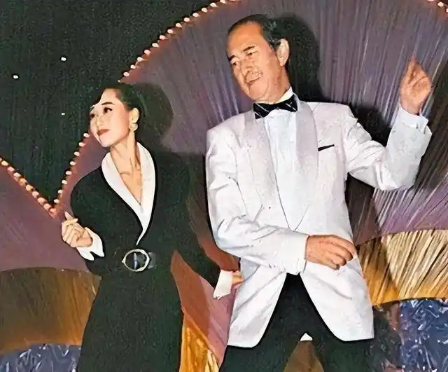 利智的情感生活与爱情故事_情感爱情故事利智生活在线观看_利智的恋爱生活
