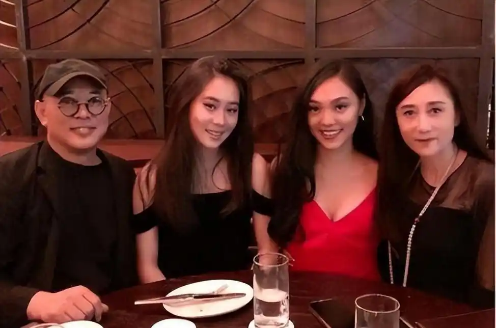 利智的情感生活与爱情故事_情感爱情故事利智生活在线观看_利智的恋爱生活