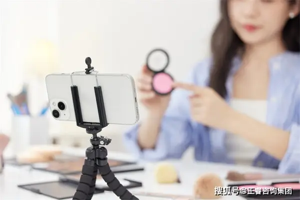 在社交媒体上，您可以直接发布反馈、评论或参与讨论。_社交媒体的讨论_社交媒体的总结与反映